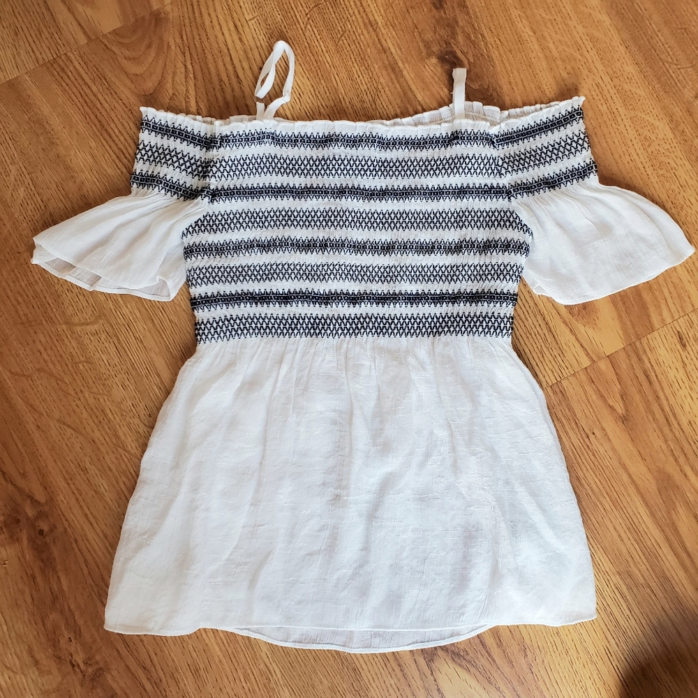 Off the shoulder, spaghetti strap shirt S